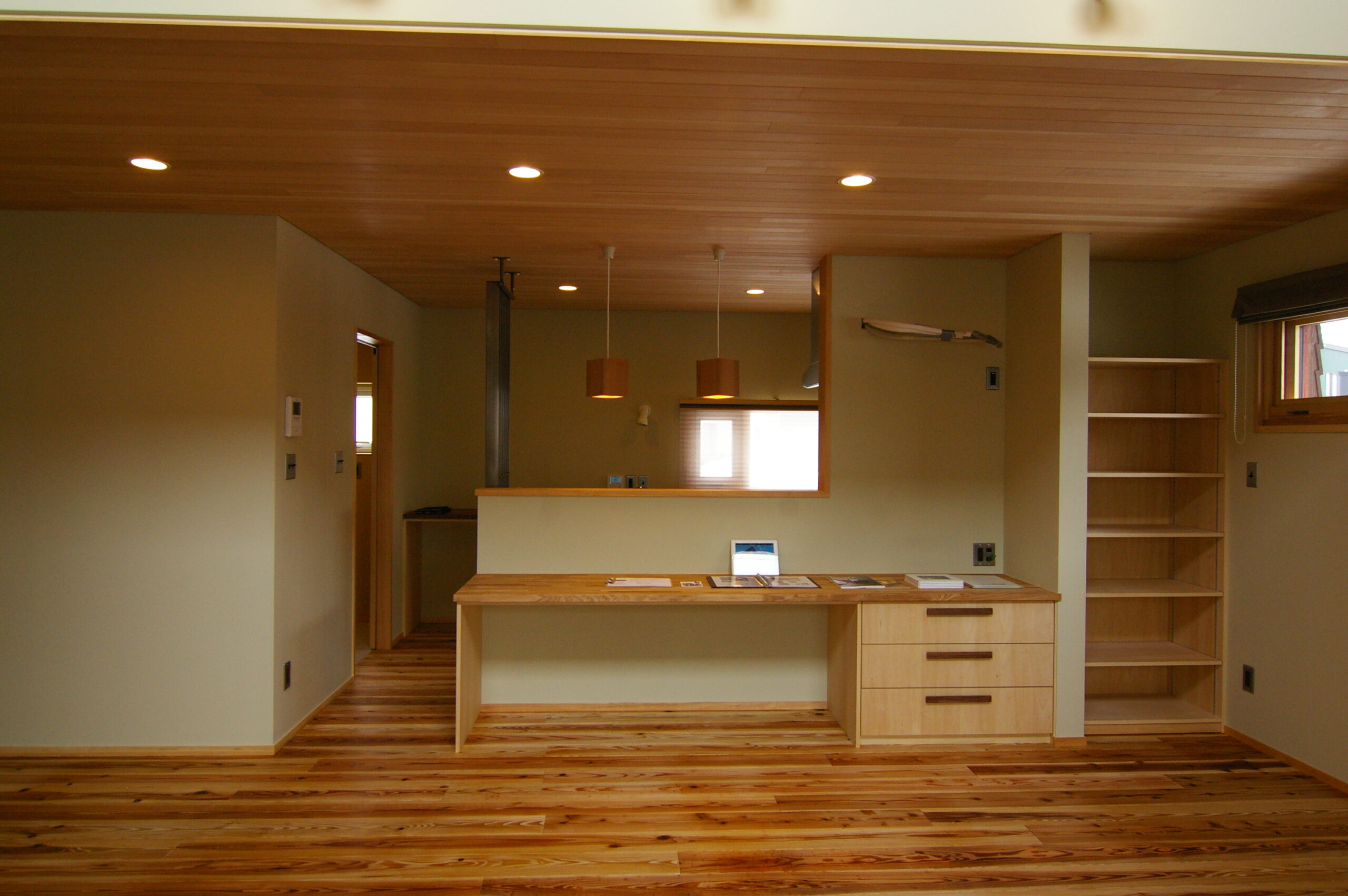 三角屋根と丸柱の家