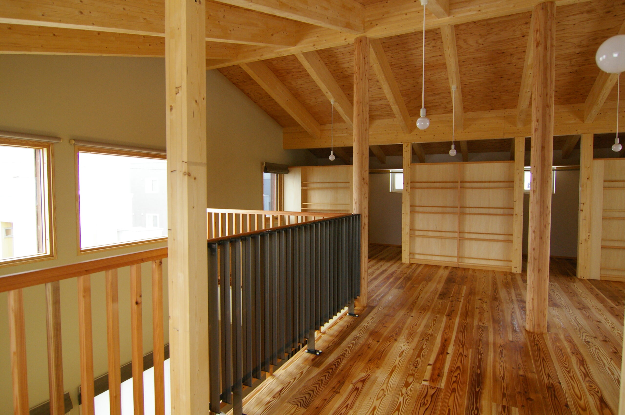 三角屋根と丸柱の家