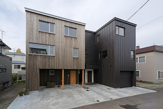 素材感と機能性・住宅性能に妥協なし～３階建ての２つの住まい・その１