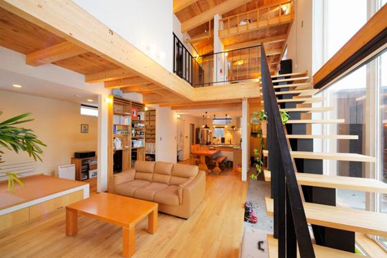 大きな窓から光が降り注ぐ、開放感いっぱいの家