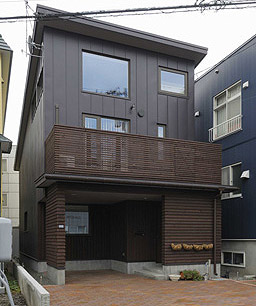 狭小地に空を望む家～札幌の市街地でも開放的なリビング実現