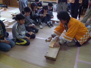 カンナの使い方を実演する大工さん！